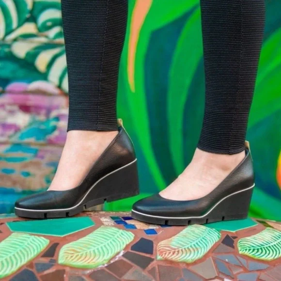 BETABRAND All Weather Wedge Heel In Black Pebbled Leather Slip On Size 11 NEW - Picture 2 of 16